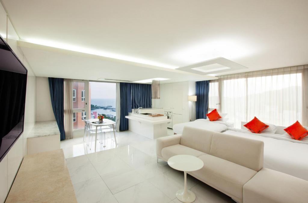Posezení v ubytování Shin Shin Hotel Jeju Ocean