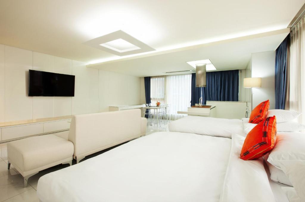 TV a/nebo společenská místnost v ubytování Shin Shin Hotel Jeju Ocean