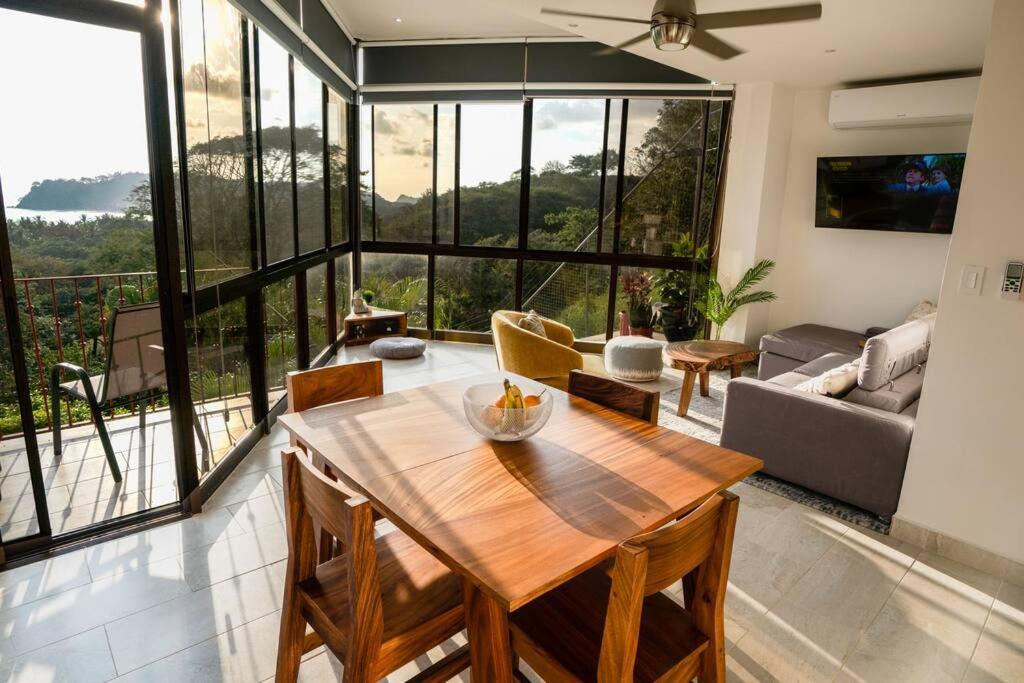 Un lugar para sentarse en Modern condo with stunning ocean views in Samara