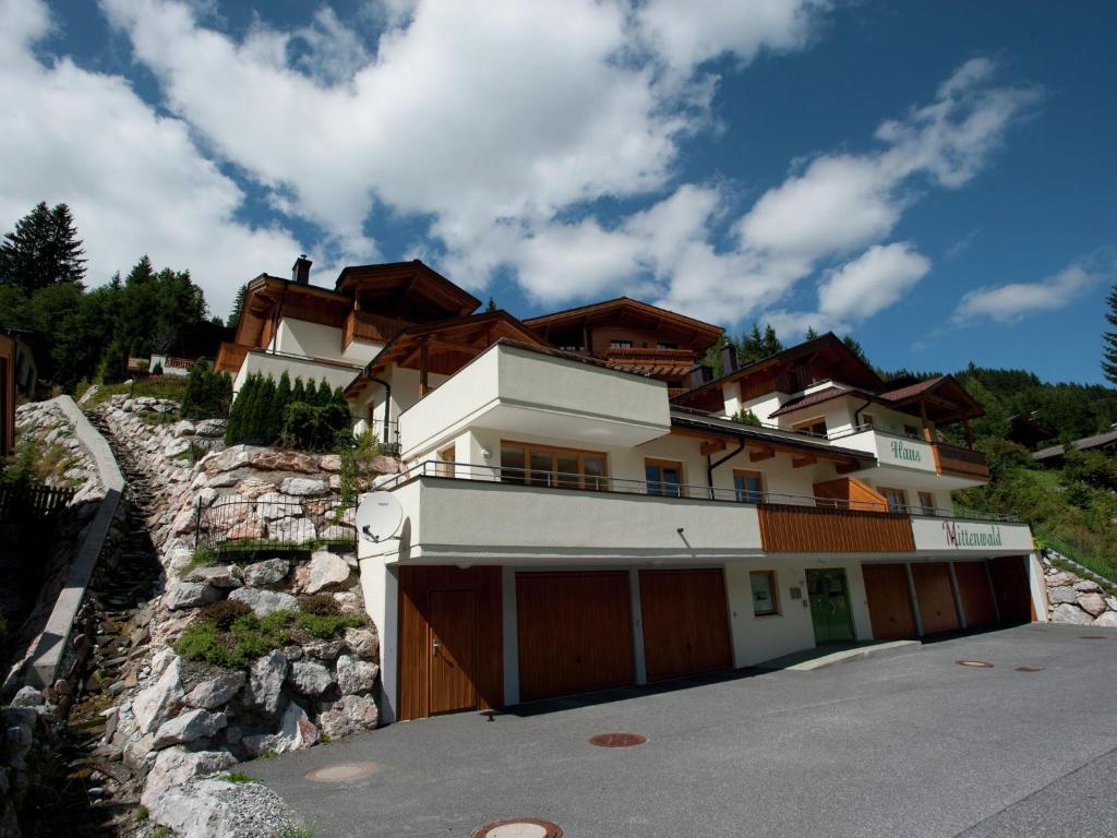 dom na szczycie wzgórza z garażem w obiekcie Apartment in Saalbach-Hinterglemm with sauna w Saalbach Hinterglemm