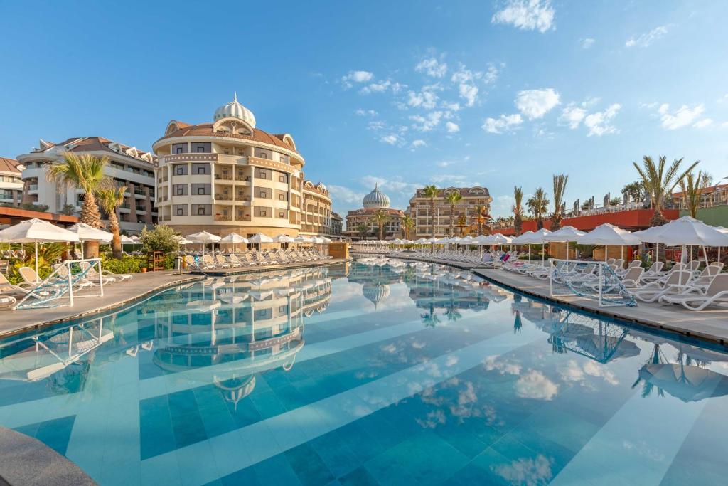 Bazén v ubytování Kirman Belazur Resort & Spa nebo v jeho okolí