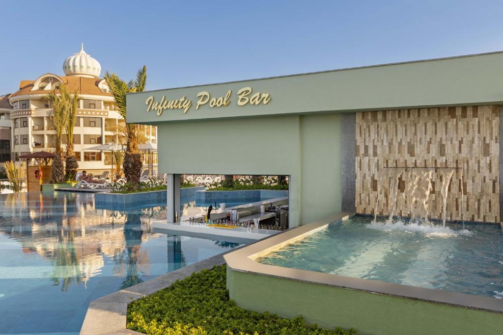 Bazén v ubytování Kirman Belazur Resort & Spa nebo v jeho okolí