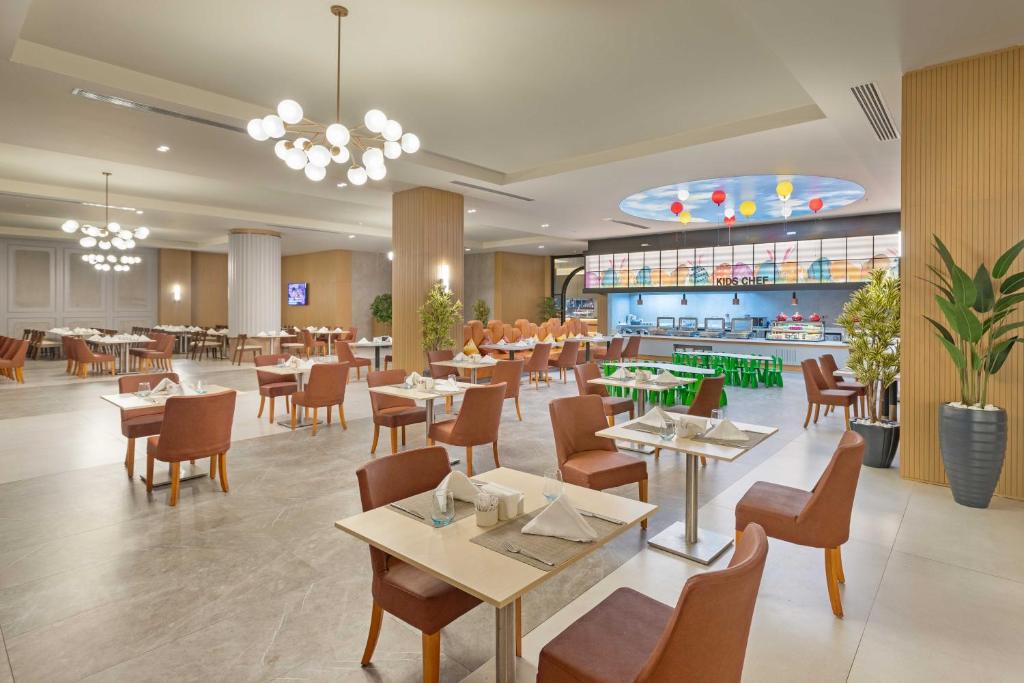Restaurace v ubytování Kirman Belazur Resort & Spa