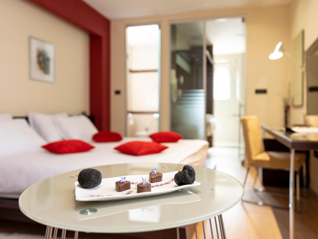Zimmer mit einem Bett und einem Tisch mit Kuchen in der Unterkunft Restaurant Zigante Rooms in Livade