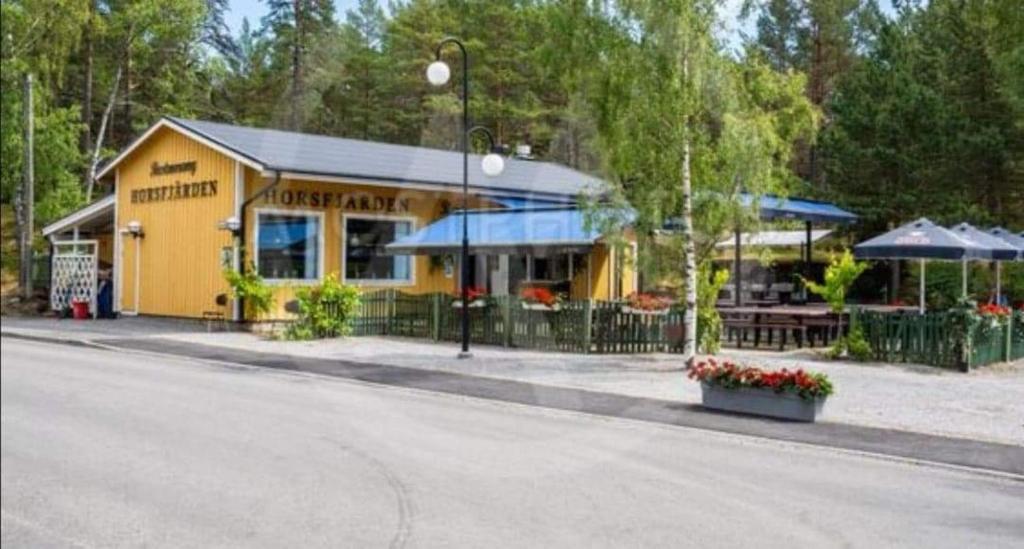 un edificio giallo sul lato di una strada di Årsta strand a Stoccolma