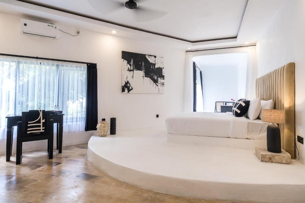 1 dormitorio con 1 cama, 1 mesa y 1 silla en Casa Art Ubud, en Ubud