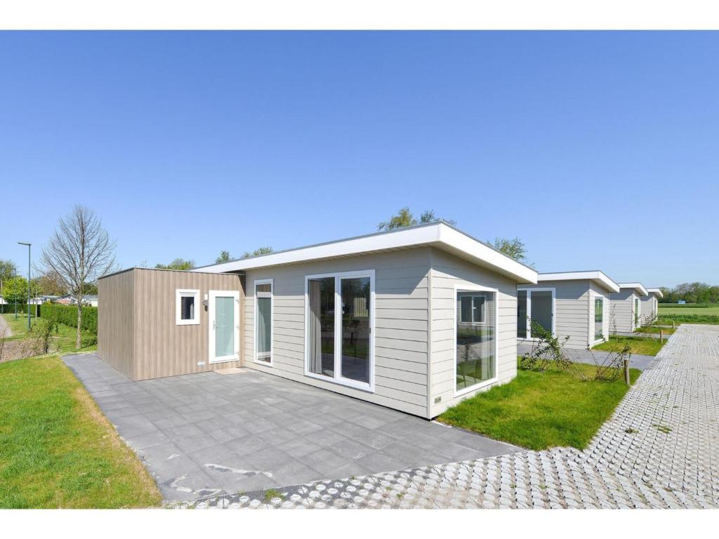 uma casa modular com uma entrada em Brand new chalets at 10 minutes from the Oosterschelde em heinkenszand