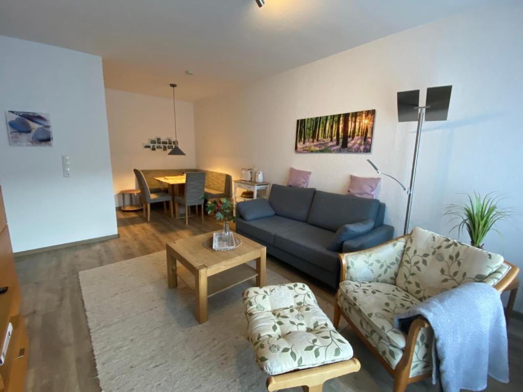 ein Wohnzimmer mit einem Sofa und einem Tisch in der Unterkunft Ferienwohnung von Damm in Bad Harzburg