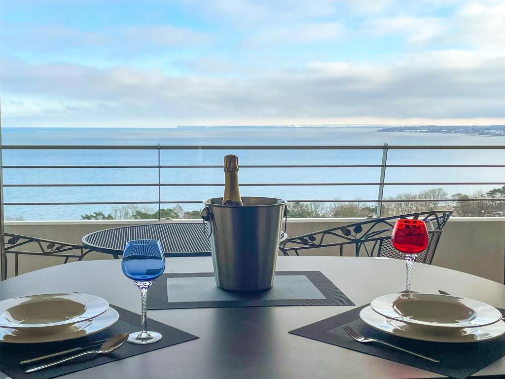 - une table avec une bouteille de vin et deux verres dans l'établissement Baltic Panorama Suite, à Timmendorfer Strand