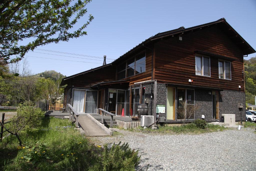 都留市エコハウスで移住体験を في Tsuru : منزل خشبي مع شرفة