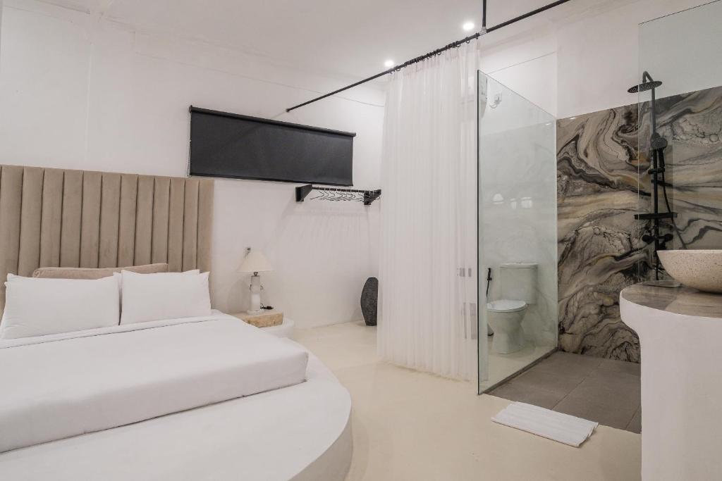 a white room with a bed and a shower at Casa Art Ubud in Ubud