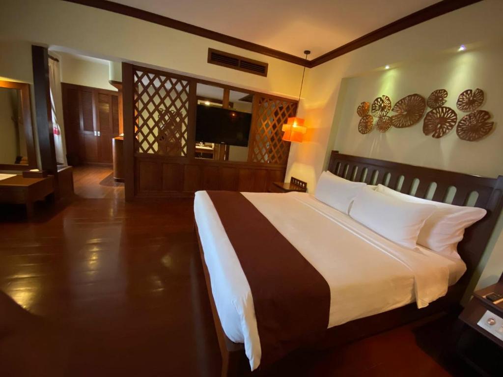 Postel nebo postele na pokoji v ubytování Royal Angkor Resort & Spa