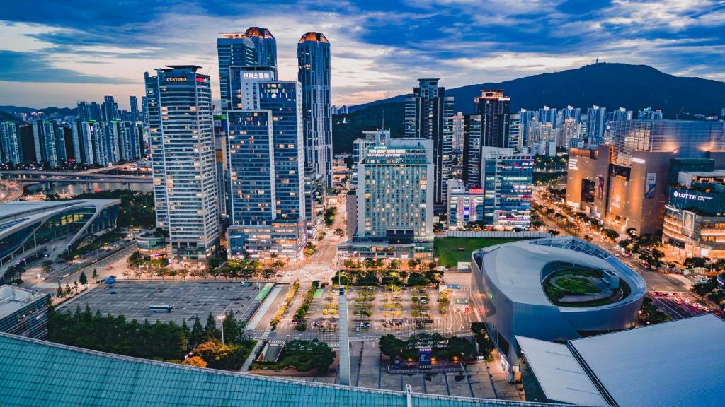 een uitzicht op de skyline van de stad met hoge gebouwen bij Centum Convention Hotel In Centum in Busan