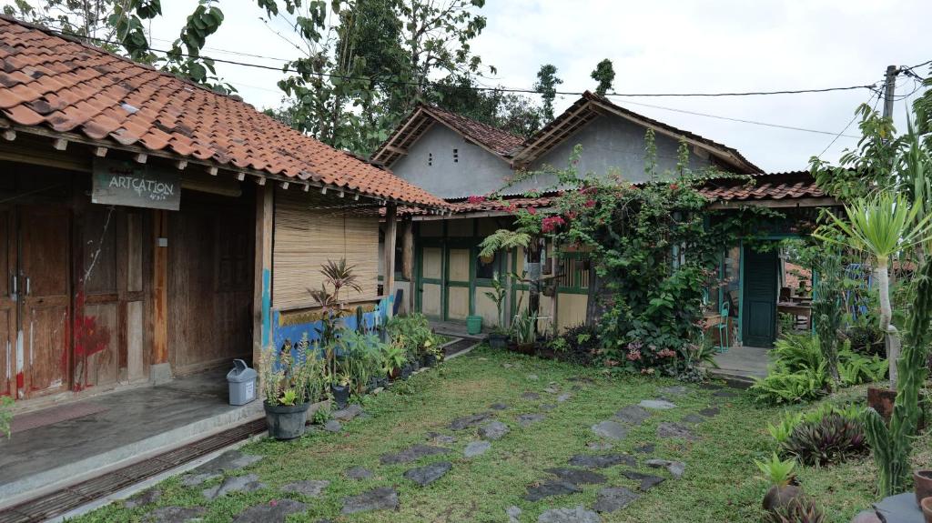 uma casa com um quintal em frente em Serambut Widi Artcation em Yogyakarta