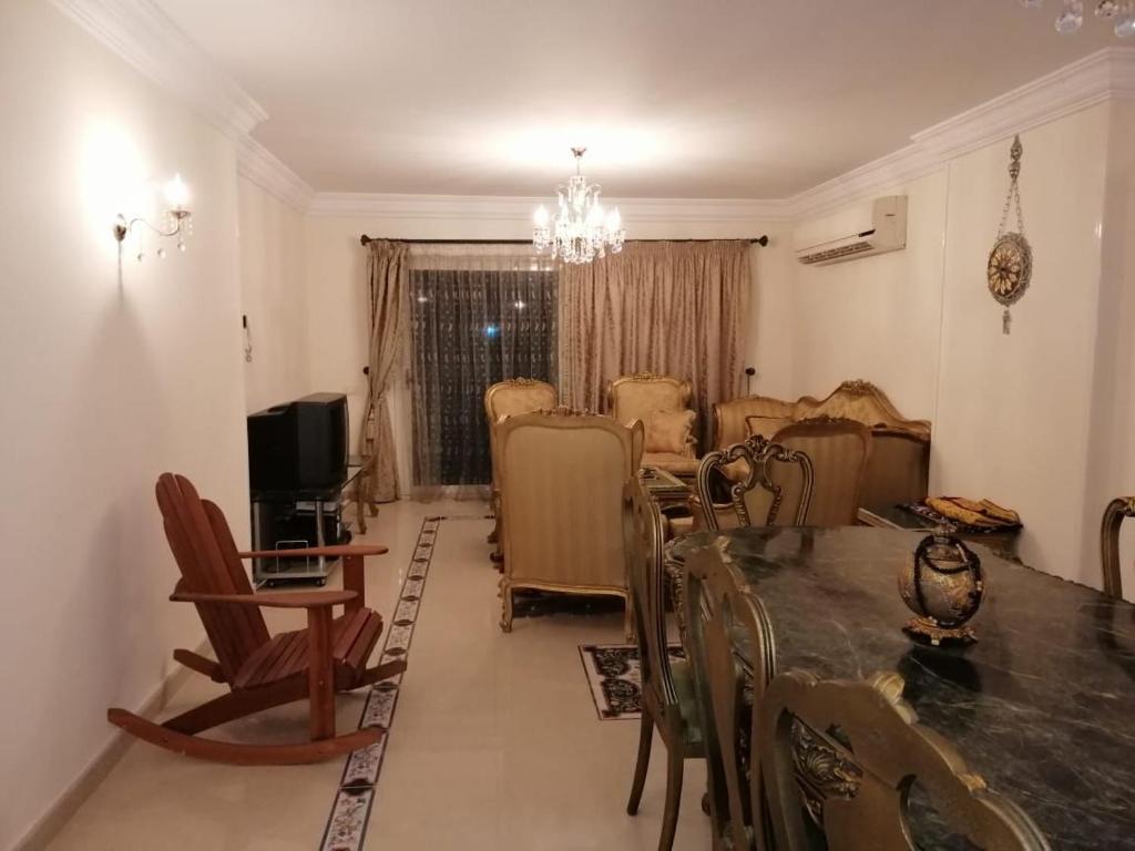 a living room with a dining room table and chairs at شقة مفروشة ديلوكس بالاسكندرية للايجار الاسبوعي in Alexandria