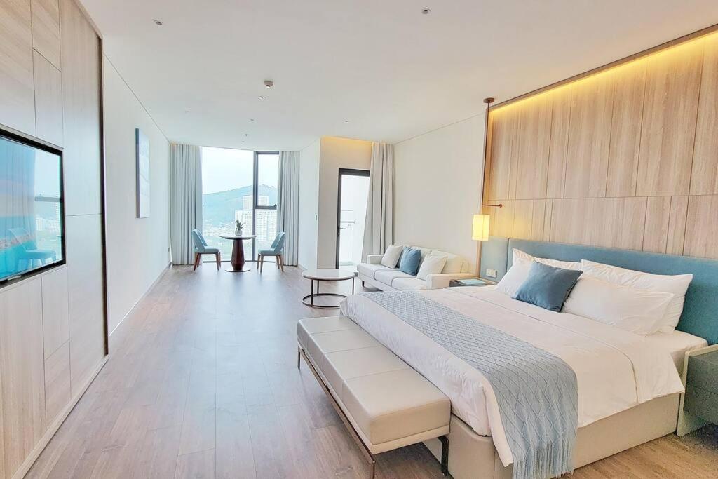 um quarto grande com uma cama grande e um sofá em Modern 5-star ALa Carte Condo apartment 29th08 em Ha Long