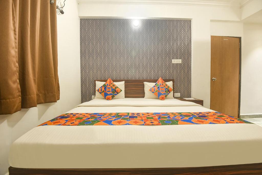 Postel nebo postele na pokoji v ubytování FabExpress MA Homes - Nr Morjim Beach