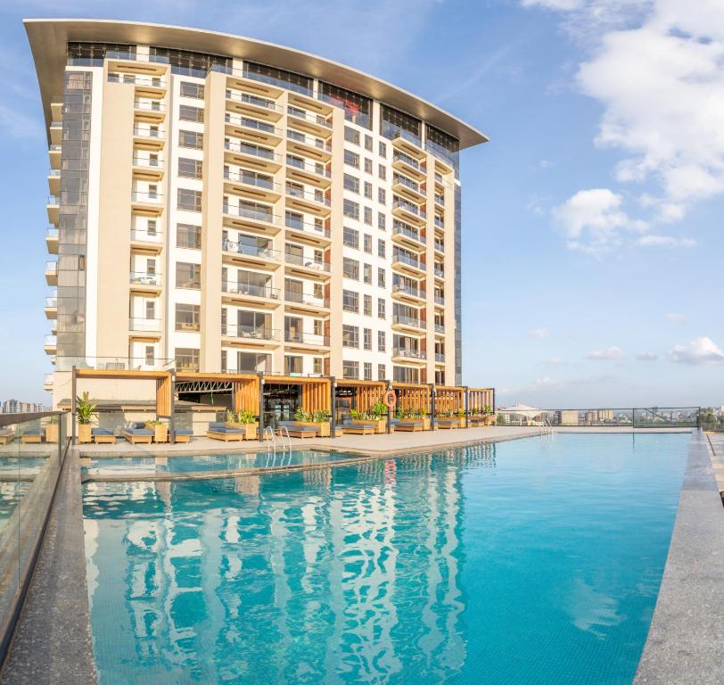 een hotel met een zwembad voor een gebouw bij Broadwalk Residency in Nairobi