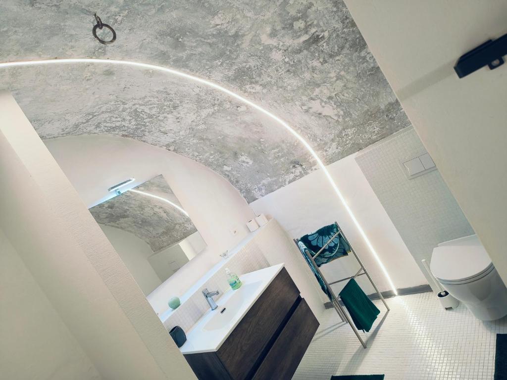 an overhead view of a bathroom with a ceiling at Appartamento Ca' Sistina Green a Morcote in Morcote