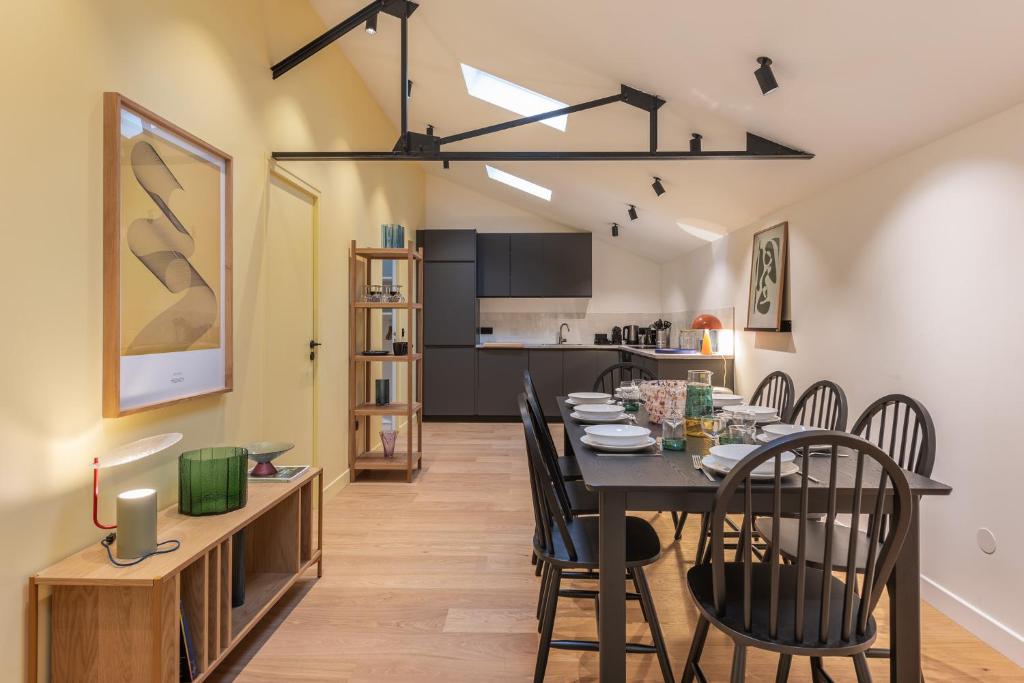 comedor y cocina con mesa y sillas en Architect Loft - 15 min from city center - 8 guest, en Gentilly