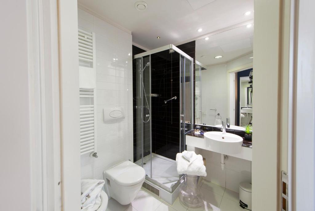 Koupelna v ubytování Neo Hotel