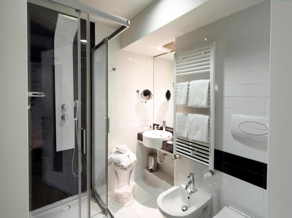 Koupelna v ubytování Neo Hotel