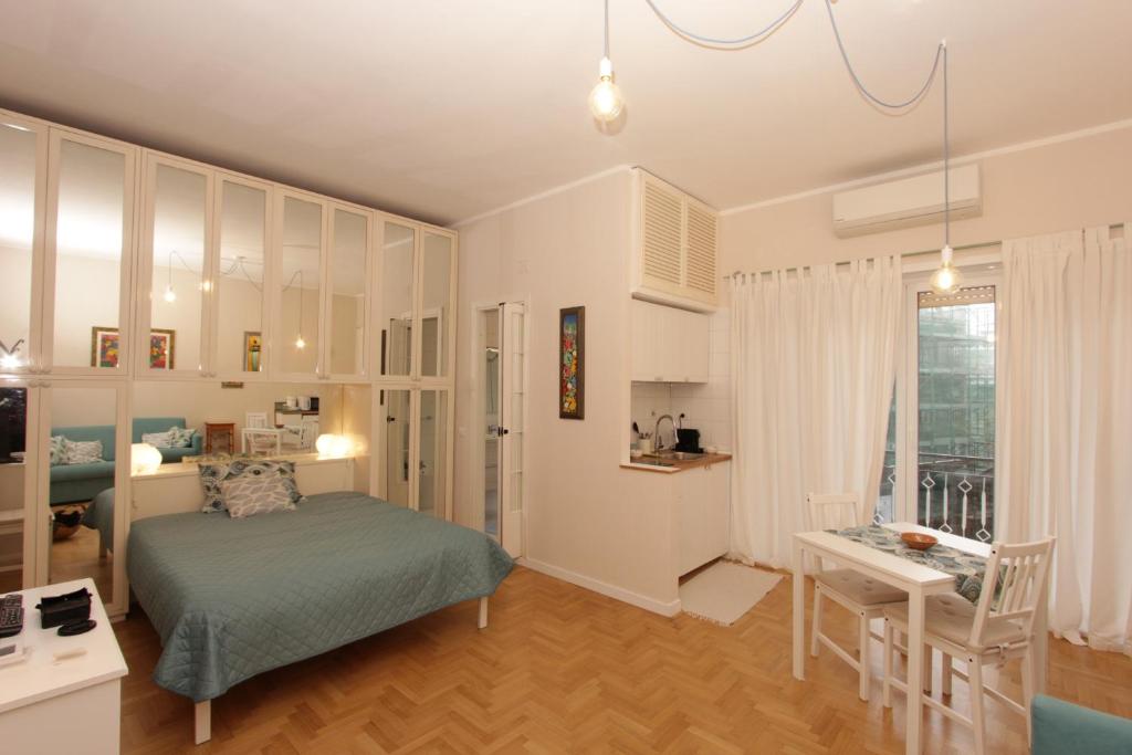 ローマにあるAurelia Flatのベッドルーム1室(ベッド1台、テーブル、デスク付)