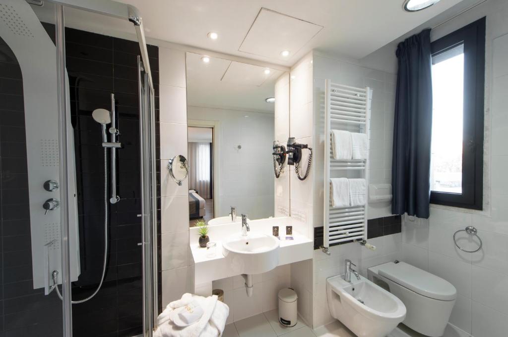 Koupelna v ubytování Neo Hotel