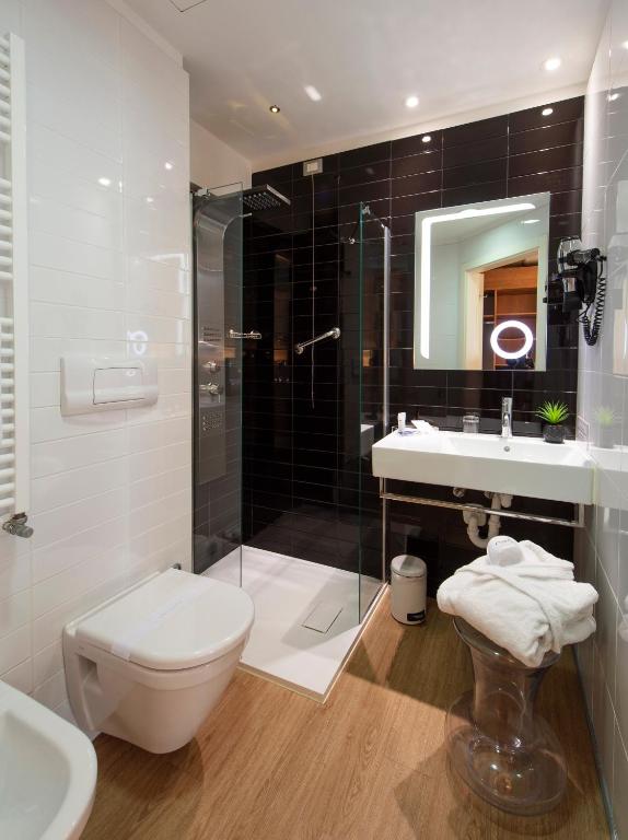 Koupelna v ubytování Neo Hotel