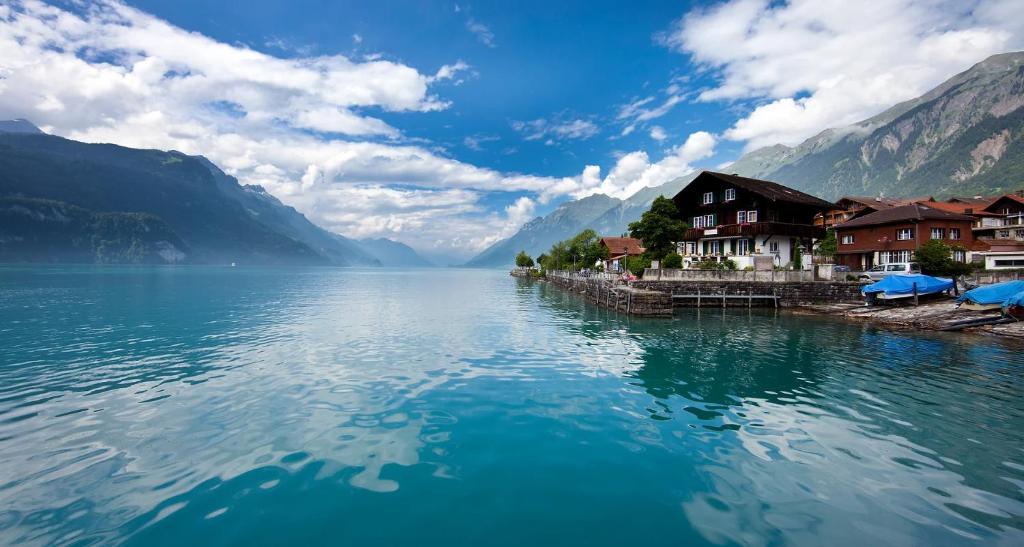 a view of a lake with houses and mountains at Romantic Lake & Mountain apartment Pure Swissness in Brienz