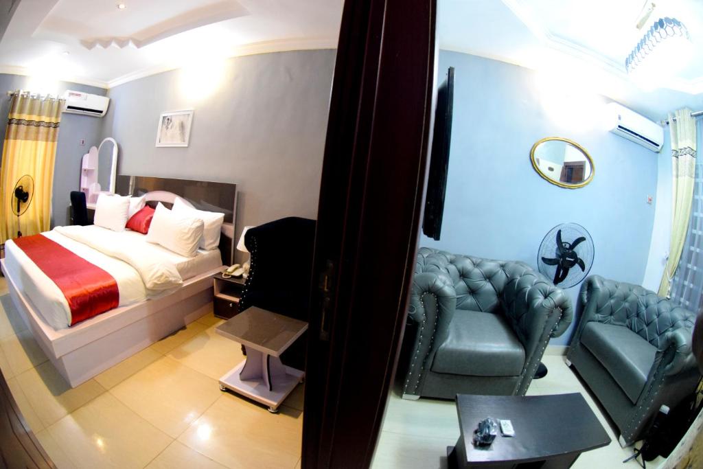 Postel nebo postele na pokoji v ubytování Remzy Hotel & Suites, Olomore