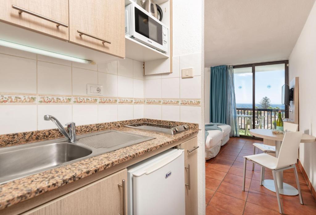 Kuchyň nebo kuchyňský kout v ubytování Hotel New Folías