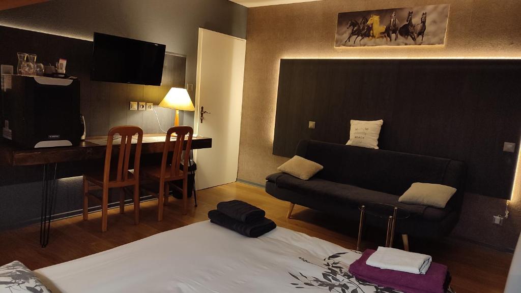 Logis Auberge de la Poirie - Triple Room With Private Bathroom