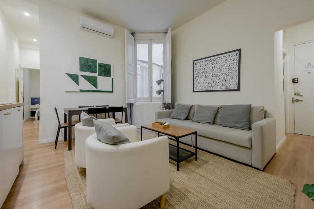 a living room with a couch and a table at Central Apt 7px a 50 metros de Retiro-Museo del Prado in Madrid