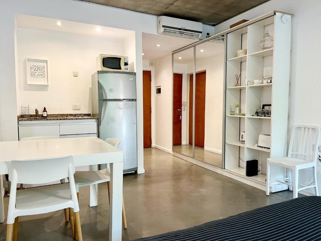 a kitchen with a table and a refrigerator at Mono Ambiente en Palermo Hollywood in Buenos Aires