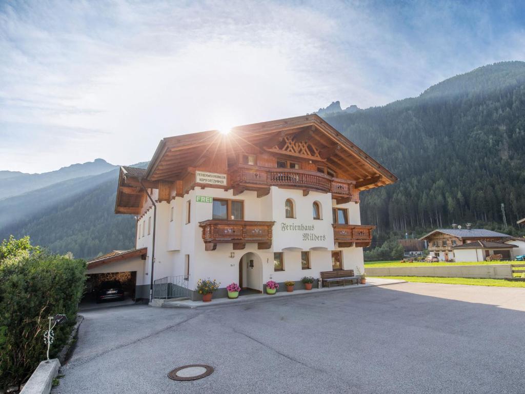 Ein Gebäude in den Bergen, auf dem die Sonne scheint in der Unterkunft Apartment in Neustift with a ski storage in Neustift im Stubaital