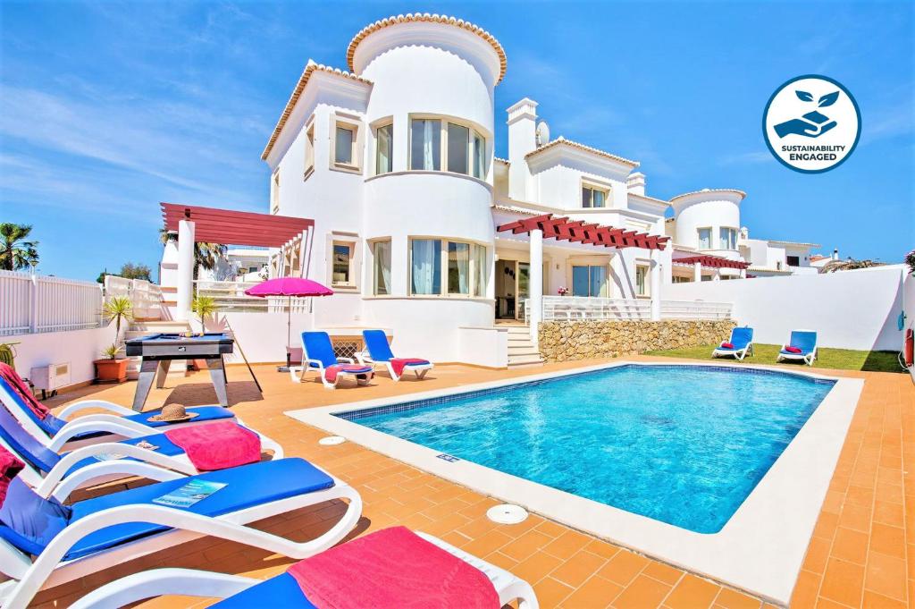 una villa con piscina y una casa en Villa Melanésia by Algarve Vacation, en Guia