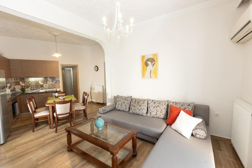 un soggiorno con divano e tavolo di Spacious Apartment in Old Town - private parking a Salonicco