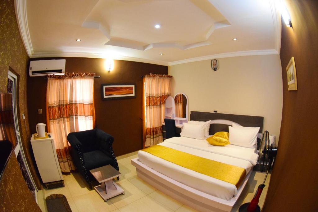 Postel nebo postele na pokoji v ubytování Remzy Hotel & Suites, Olomore