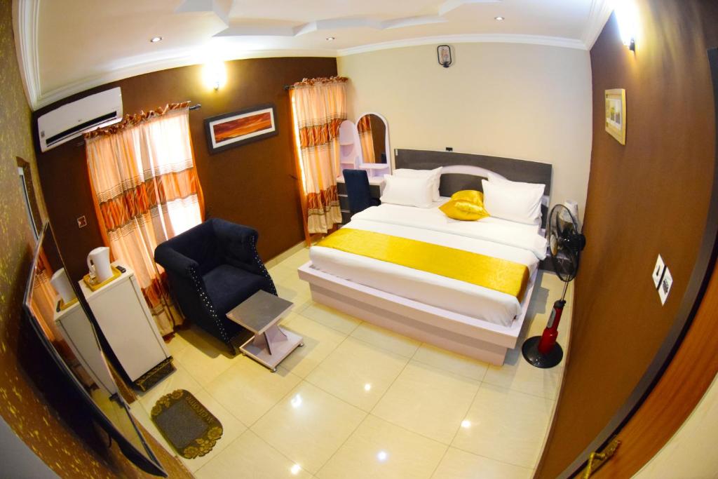 Postel nebo postele na pokoji v ubytování Remzy Hotel & Suites, Olomore