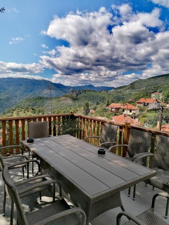 BorowoКаменната къща的观景甲板上的桌椅