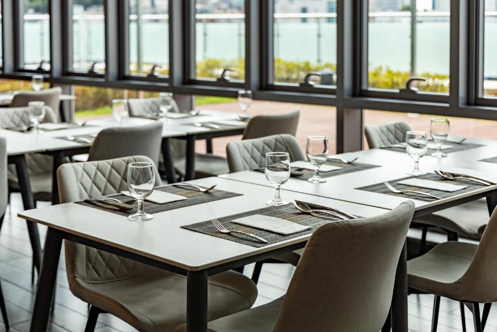Um restaurante ou outro lugar para comer em Holiday Inn Express Seoul Hongdae by IHG
