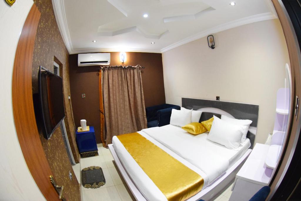 Postel nebo postele na pokoji v ubytování Remzy Hotel & Suites, Olomore