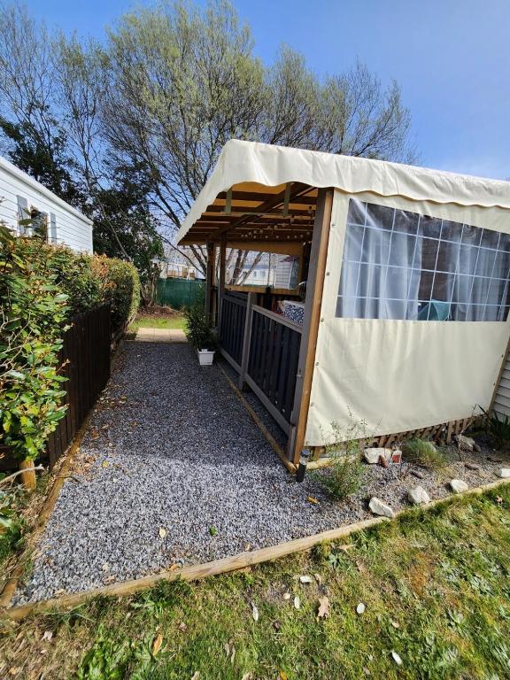 un kiosque avec un revêtement sur la cour dans l'établissement Chez Monique et Marcel, à Parentis-en-Born