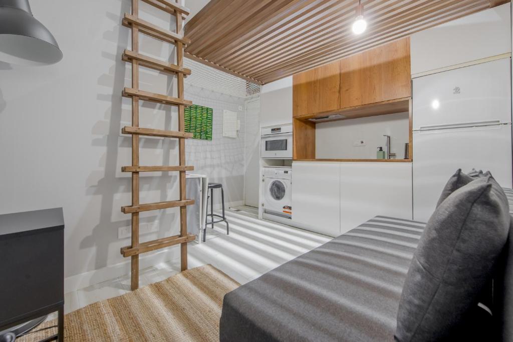 Habitación con cama y escalera junto a la cocina en Apt con estilo - 5pax en zona Tirso-Centro, en Madrid