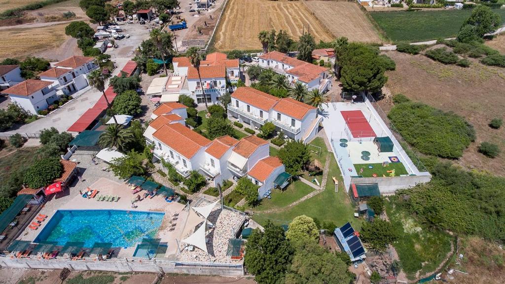 z góry widok na dom z basenem w obiekcie Malemi Organic Hotel w mieście Skala Kallonis