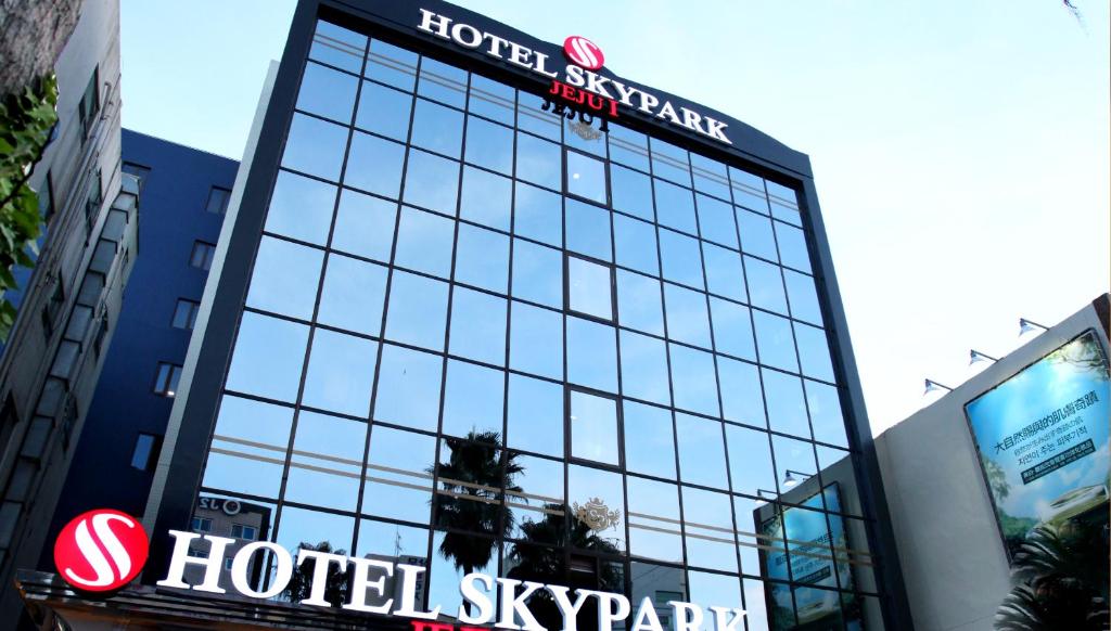 una señal de hotel en el lateral de un edificio en Hotel Skypark Jeju 1, en Jeju