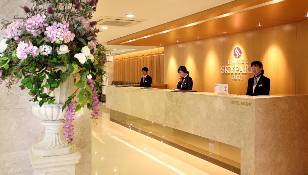 Členové personálu v ubytování Hotel Skypark Jeju 1