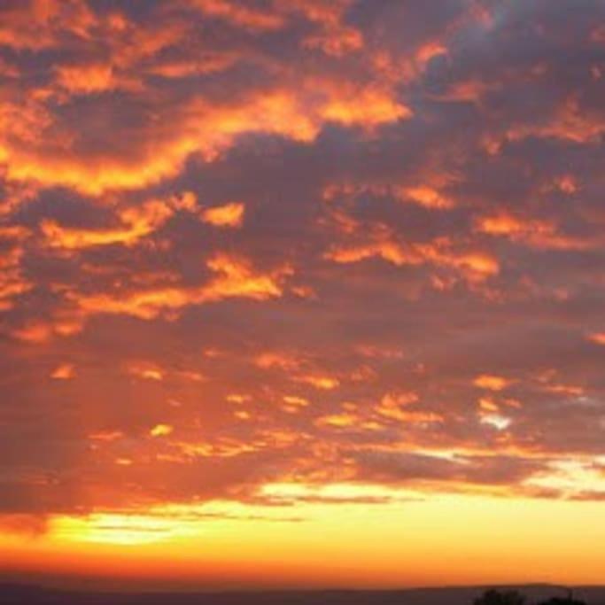 Alba o tramonto visti dall'interno dell'affittacamere o dai dintorni