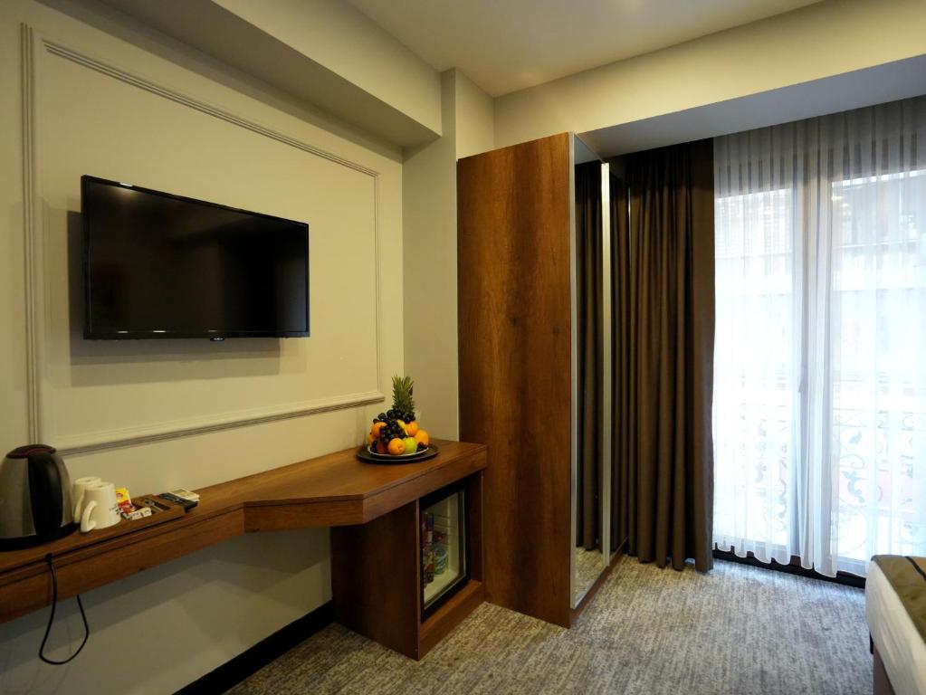 TV a/nebo společenská místnost v ubytování Zalel Hotels Laleli